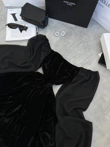 Išskirtinio dizaino suknelė