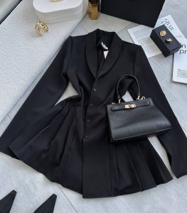 Išskirtinio dizaino suknelė