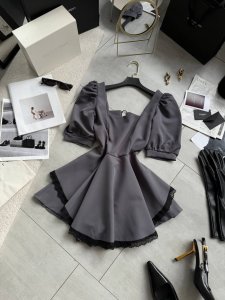 Išskirtinio dizaino suknelė