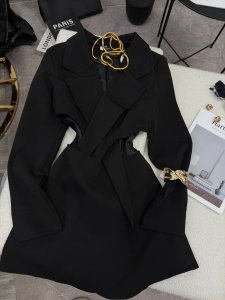 Išskirtinio dizaino suknelė