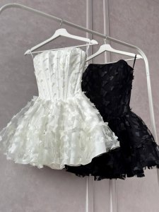 Išskirtinio dizaino suknelė