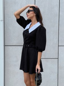 Juoda suknelė su balta apykakle