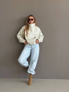 Kreminė oversize striukė aukštu kaklu