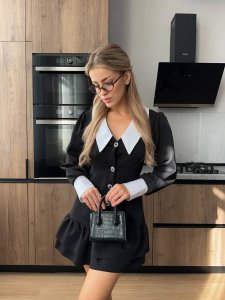 Išskirtinio dizaino suknelė su balta apykakle