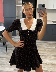 Gėlių raštais puošta suknelė