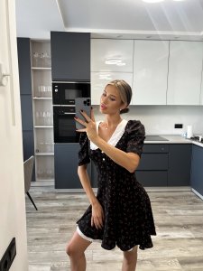 Gėlių raštais puošta suknelė