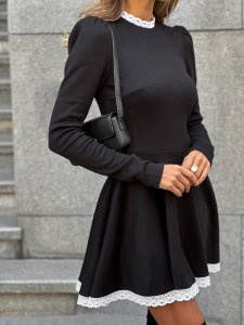 Juoda suknelė su baltais neriniais